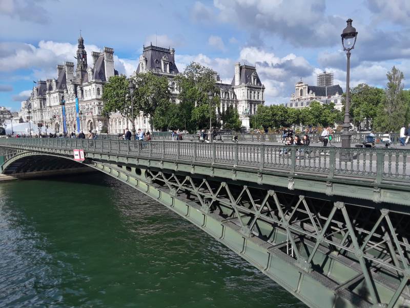 Crossing the Seine to l'Hôtel de Ville in Paris.