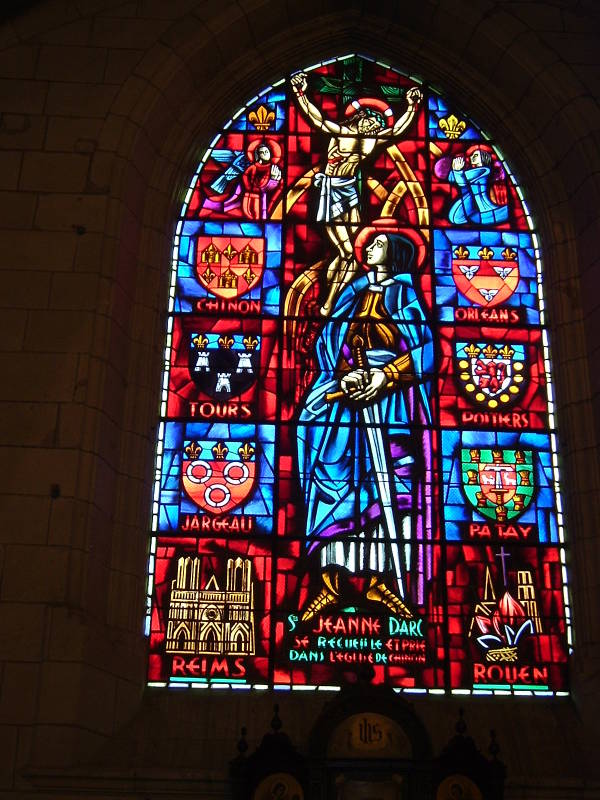 Stained glass window in Chinon depicting Jeanne d'Arc.