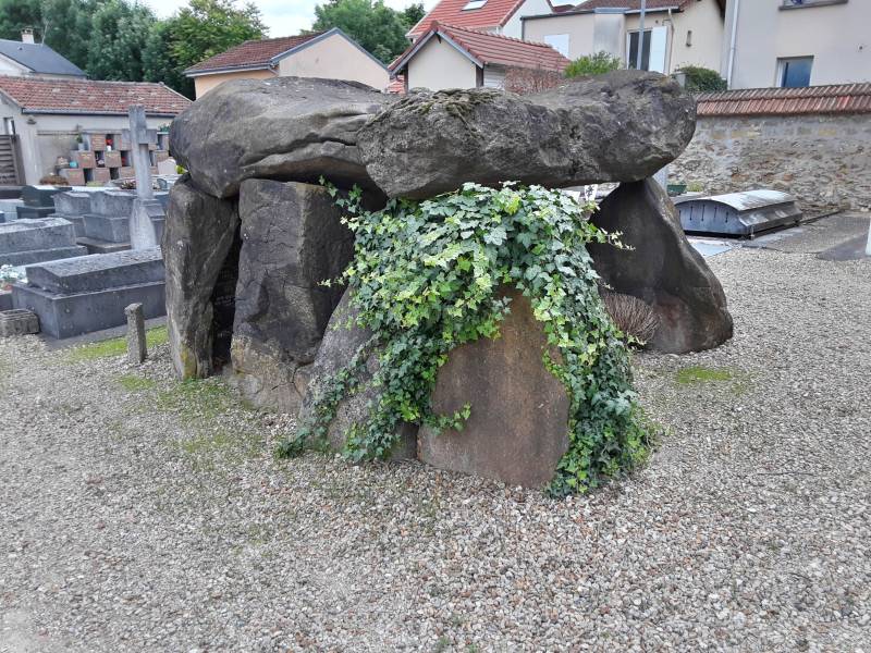Three-quarter view of the dolmen in the cemetery at Meudon.