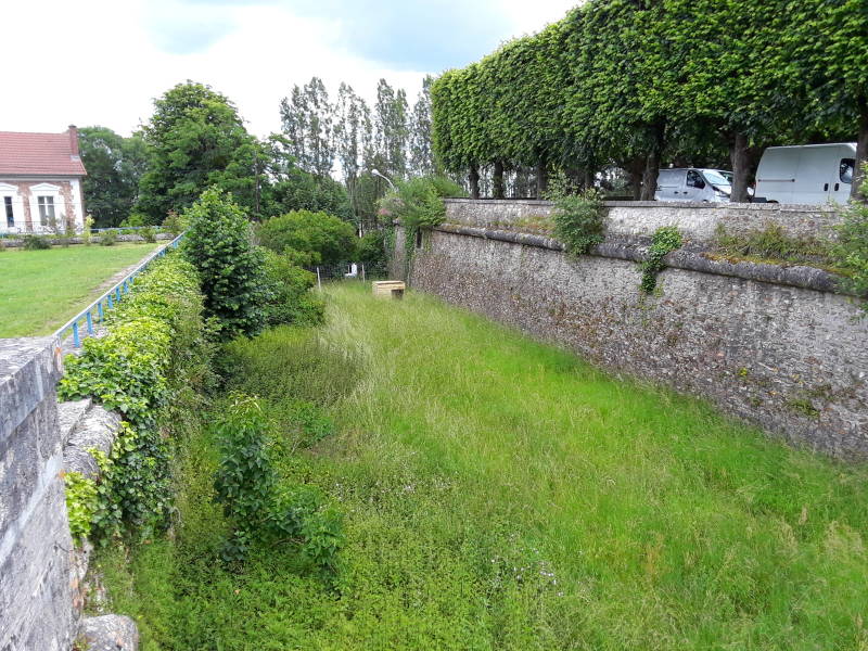 Entering the fortress at the top of the hill at Meudon
