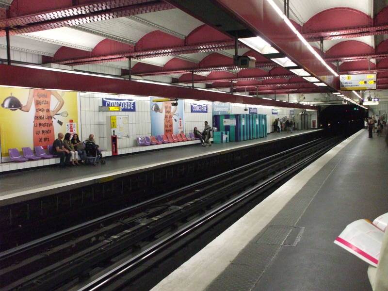 Paris Métro station platform.