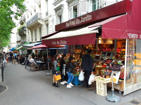 Flâerie, wandering through Montmartre and Pigalle in Paris.