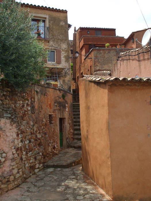 Back lanes turn to staircases in Roussillon.