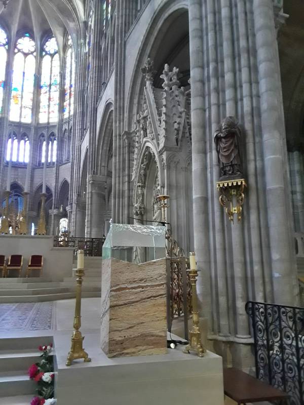 Lectern of Basilique Saint-Denis, with statue of the patron saint.