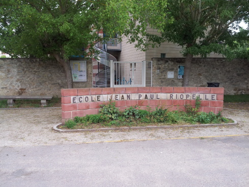 École Jean Paul Riopelle, an elementary school in Vétheuil.