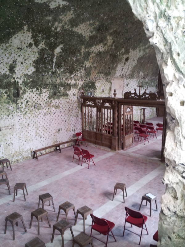 Nave and choir screen of the underground church of Haute-Isle.