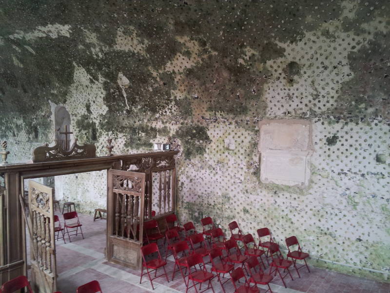 Choir and choir screen of the underground church of Haute-Isle.