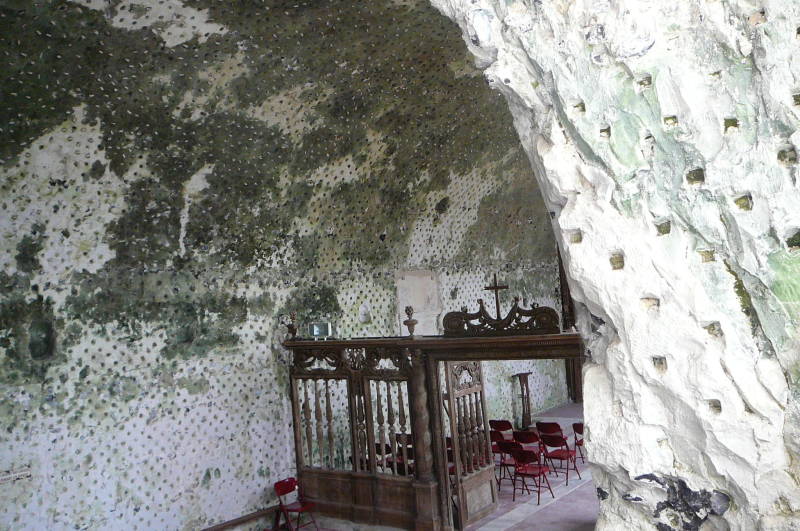 Nave and choir screen of the underground church of Haute-Isle.