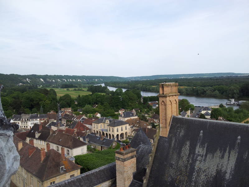 Shipping on the Seine passes the 12th century Château de La Roche-Guyon