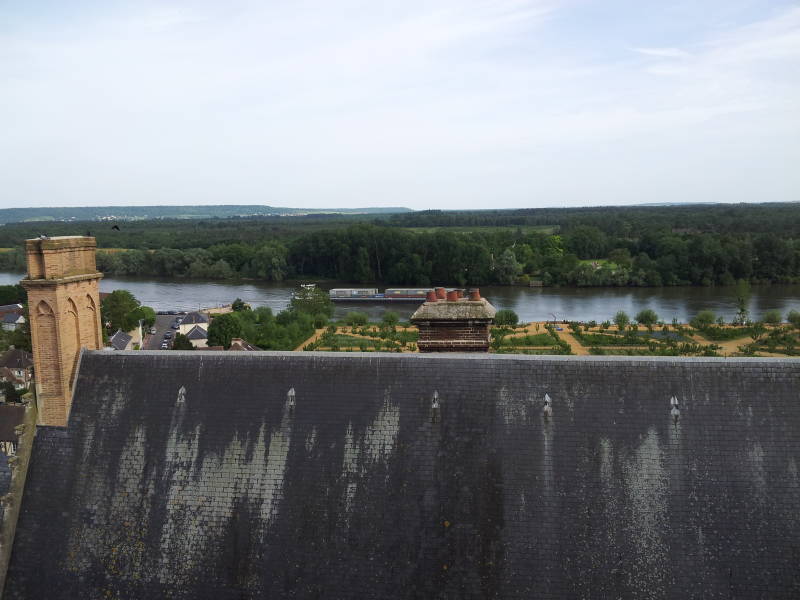 Shipping on the Seine passes the 12th century Château de La Roche-Guyon