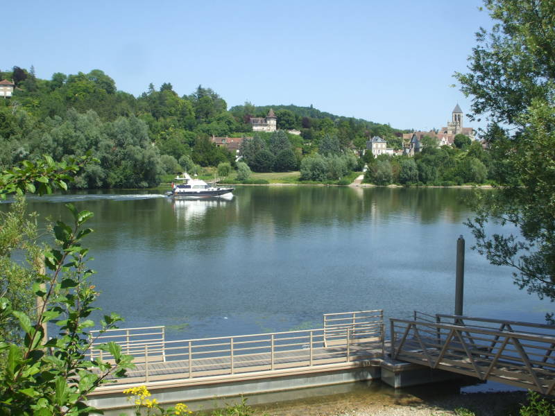 View across the Seine from Lavacourt to Vétheuil.