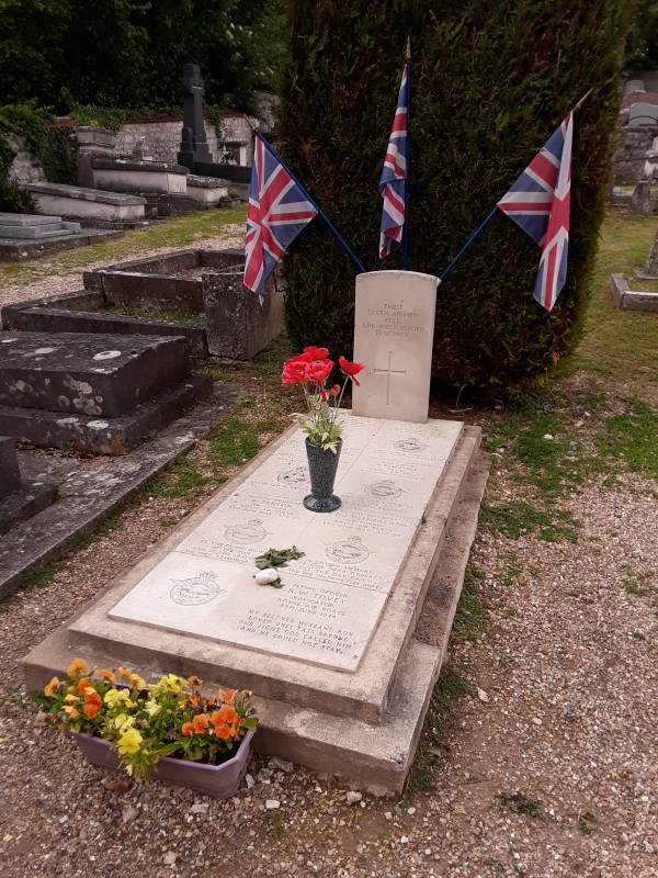 Grave of all seven members of a British Lancaster crew at Giverny.