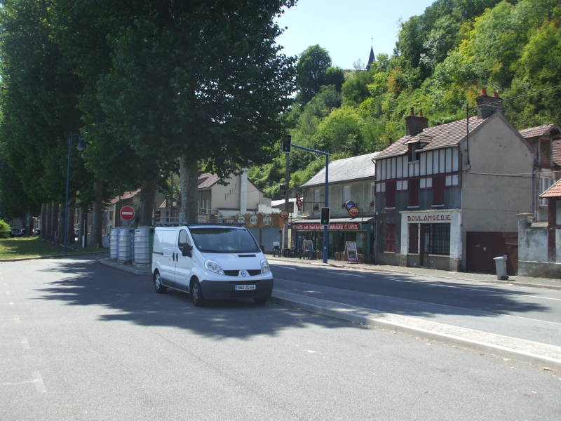 Businesses along the highway through the lower part of Rolleboise.