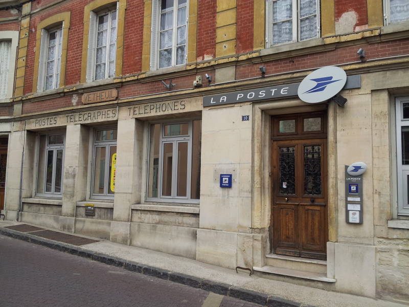 Old and new post office signs in Vétheuil.