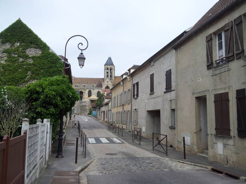 Closer to the old church in Vétheuil.