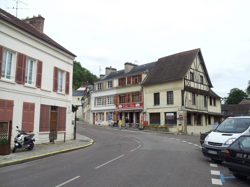 At the center of Vétheuil.