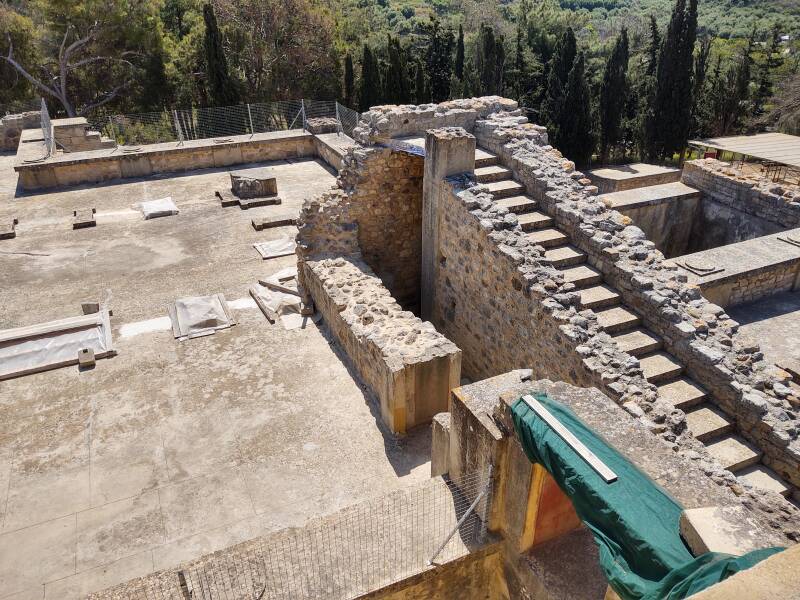 Repairing or extending the steel-reinforced concrete 're-imagining' at Knossos.