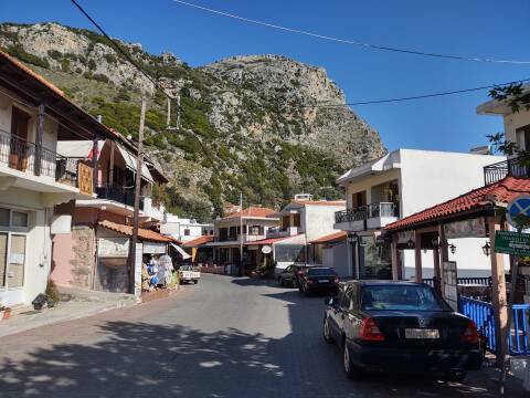 Mountain town along the road south from Rethymno to the Libyan Sea coast.