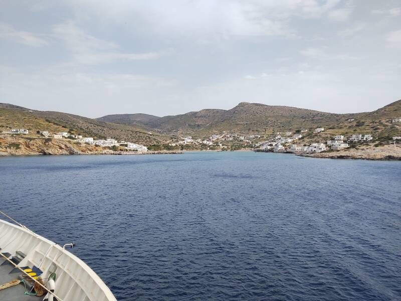 Ferry from Ios to Folegandros approaching the port of Sikinos.