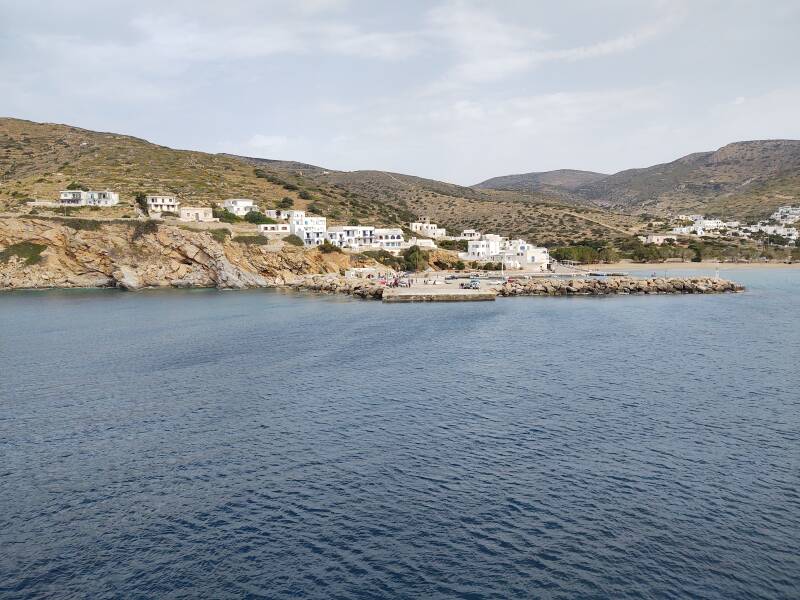 Ferry from Ios to Folegandros approaching the port of Sikinos.