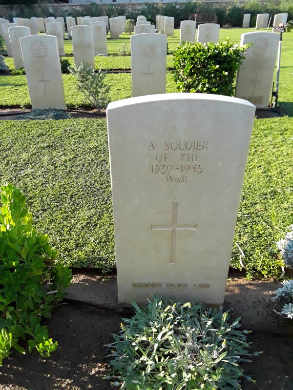 Gravestone at the War Cemetery in Agia Marina on Leros: 'A soldier of the 1939-1945 war'.