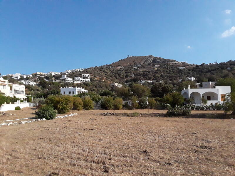 Houses and VHF/UHF reflector panel on the saddle between Agia Marina and Lakki.