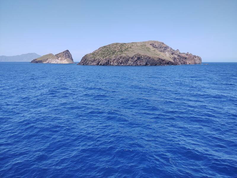 Islets of Akrathi and Arkadi near Milos.