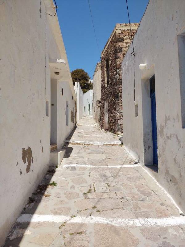 Narrow passageway in Plaka on Milos.