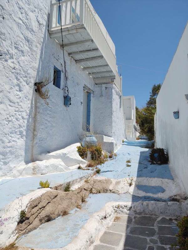 Narrow passageway in Plaka on Milos.