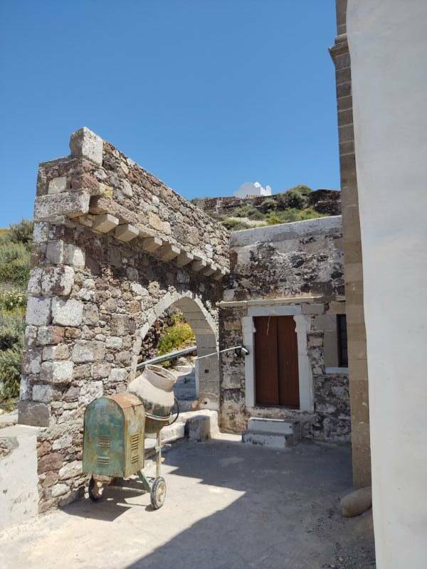 View up to the Kastro from Panagia Thalassitra.