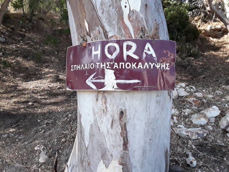 Sign pointing to Χώρα and Σπήλαιο της Αποκάλυψης.