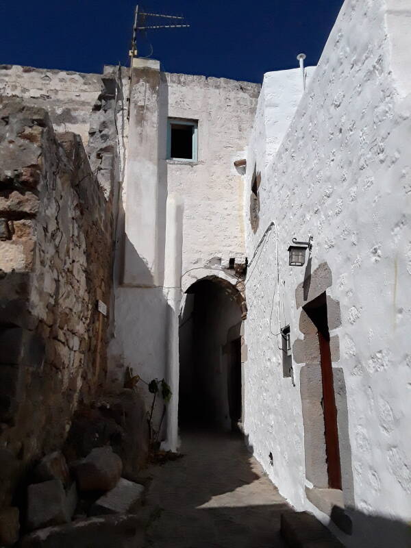Narrow passages in the Hora.