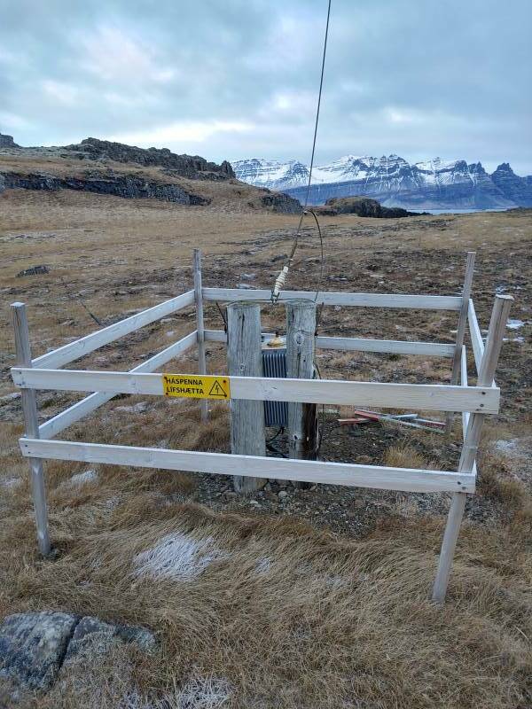 Feed point of HF T antenna at Streitishviti lighthouse south of Breiðdalsvík.