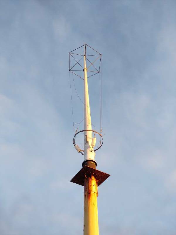 HF cage monopole antenna at Djúpivogur.