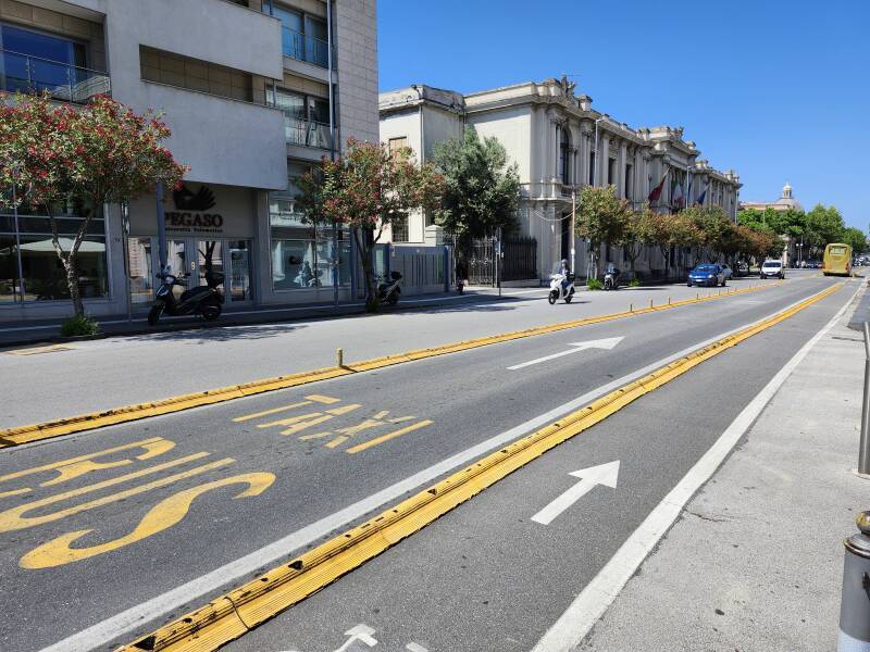 Low dividers on bus and taxi lane in Messina.