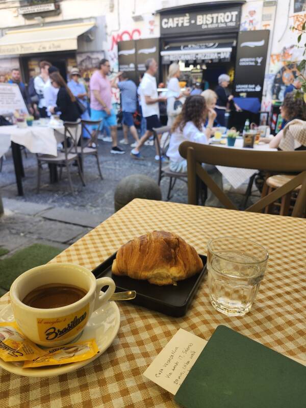 Breakfast near my place: cornetto e doppio caffè.