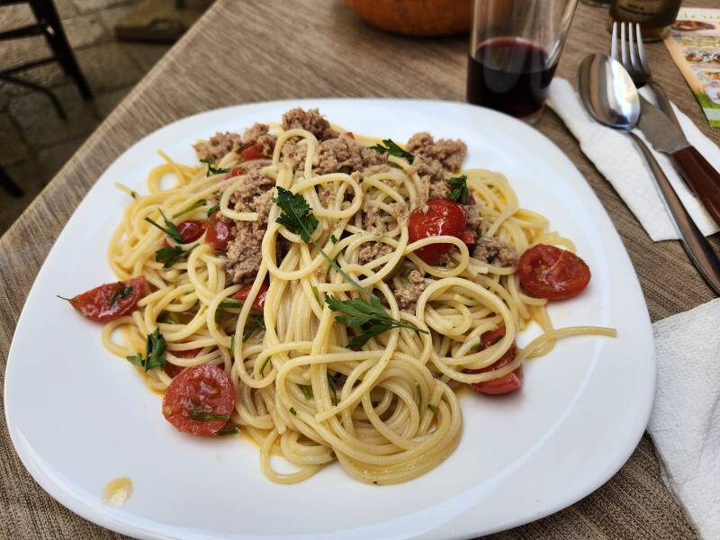 Spaghetti with tuna.