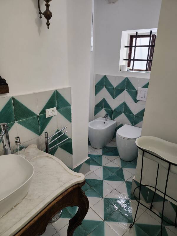 Bathroom: toilet and bidet.