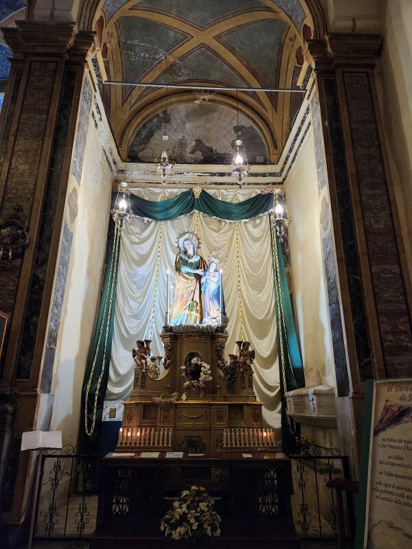 Statues of Anne and Mary in the first chapel on the right in Sant'Anna la Misericordia.