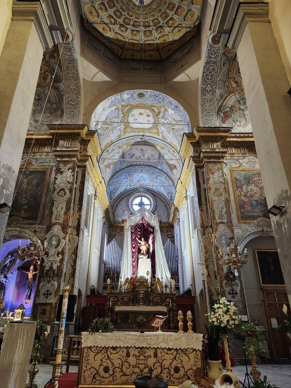 Altar and central apse in Sant'Anna la Misericordia.