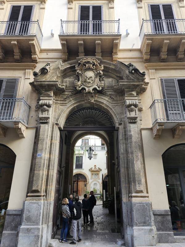 Archway through a building along Corso Vittorio Emanuele.
