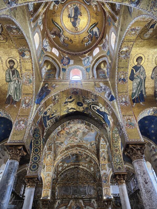 Ceiling of central nave.