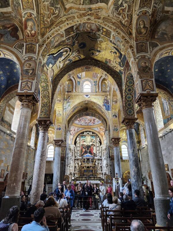 Central nave an altar.
