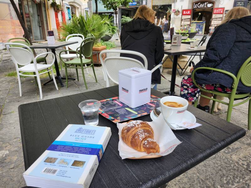Cornetto e doppio caffè, croissant and double coffee.
