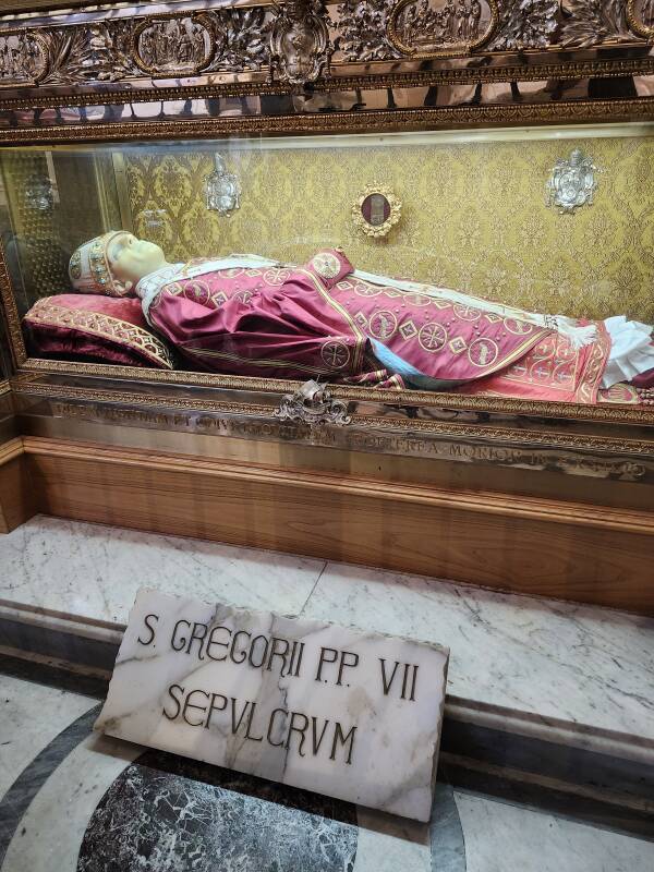 Right apse of Salerno duomo with tomb of Pope Gregory VII.