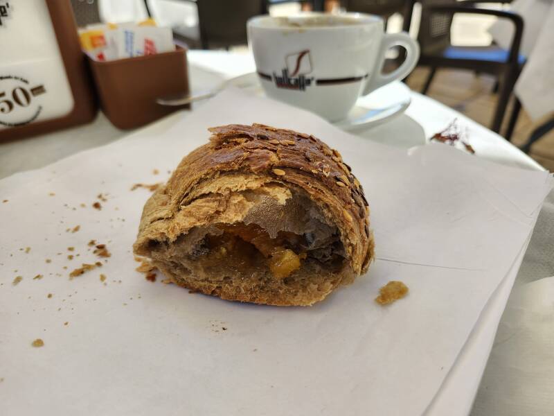 Cornetto a arancia: with orange marmalade inside!