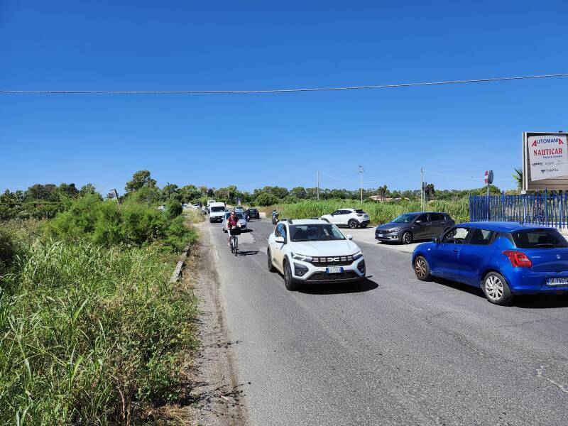 Busy traffic on the SS115 south out of Siracusa.