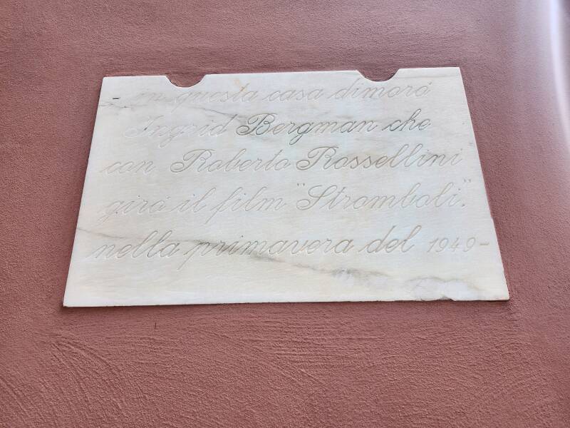 Plaque on the exterior of the house where Ingrid Bergman lived.