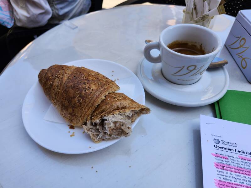 Cornetto e doppio caffè.