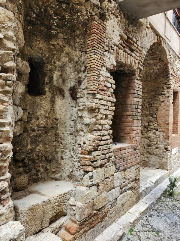 Small and large niches of the stoa.